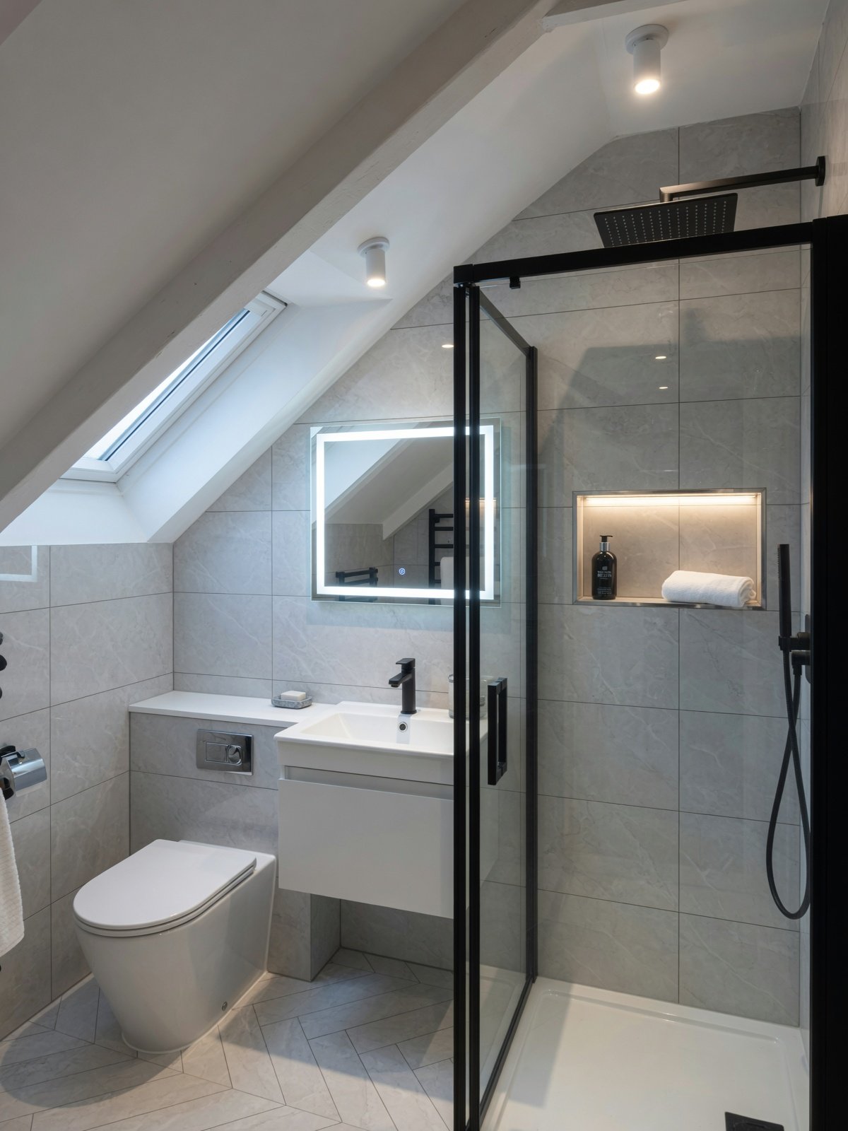Compact en-suite with shower enclosure